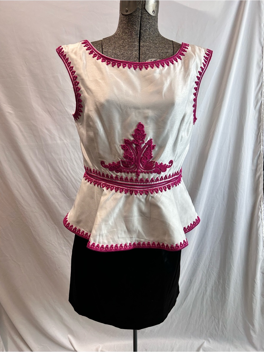 Pearl Georgina Chapman of Marchesa White with Fuchsia Embroidery Dress - Size 8